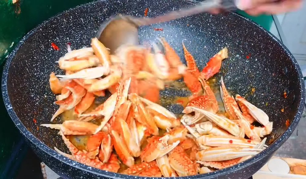cách làm món càng ghẹ rang muối tuyết thơm ngon