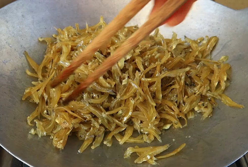 bước thực hiện chiên cá cơm