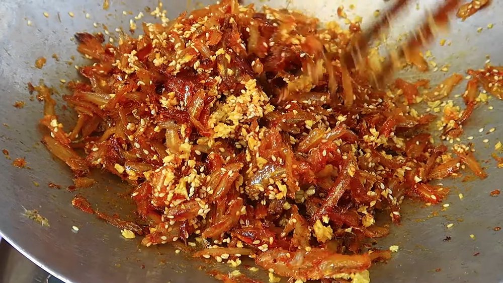 trang trí món cá cơm khô rim