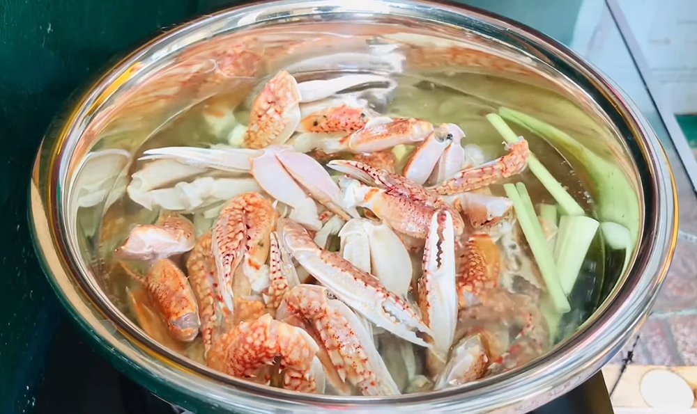 Bước sơ chế càng cua